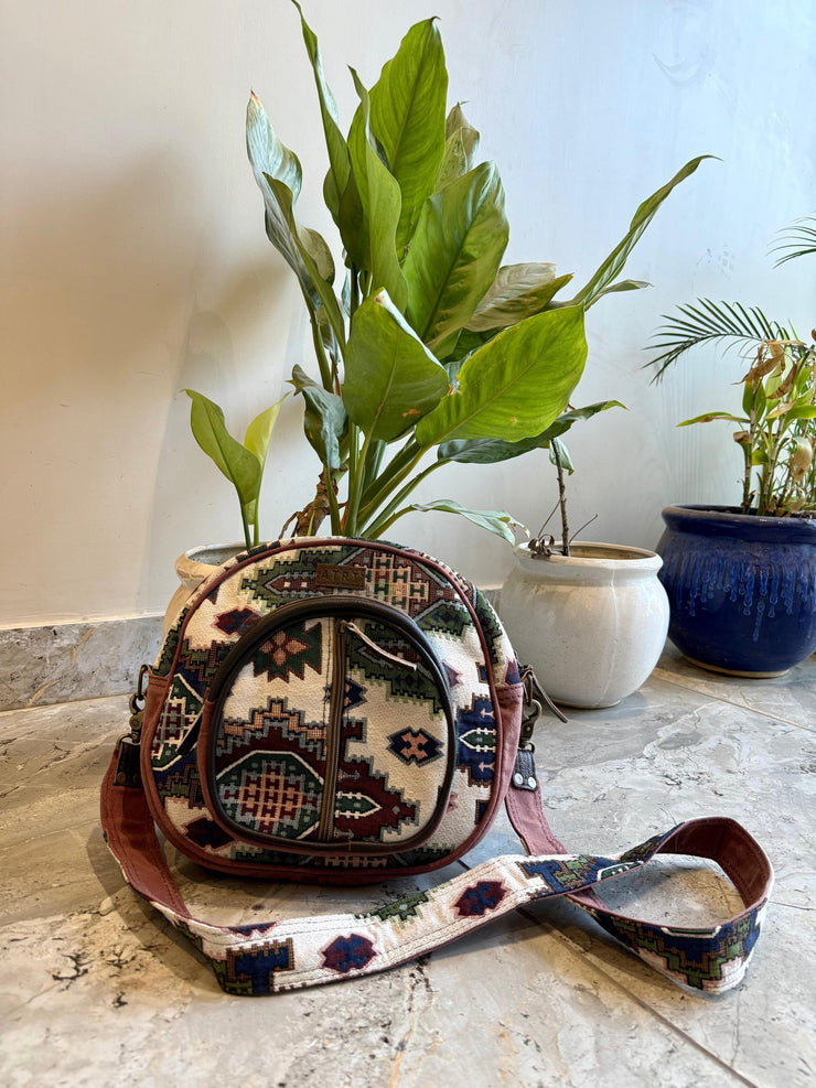Gyrio Crossbody