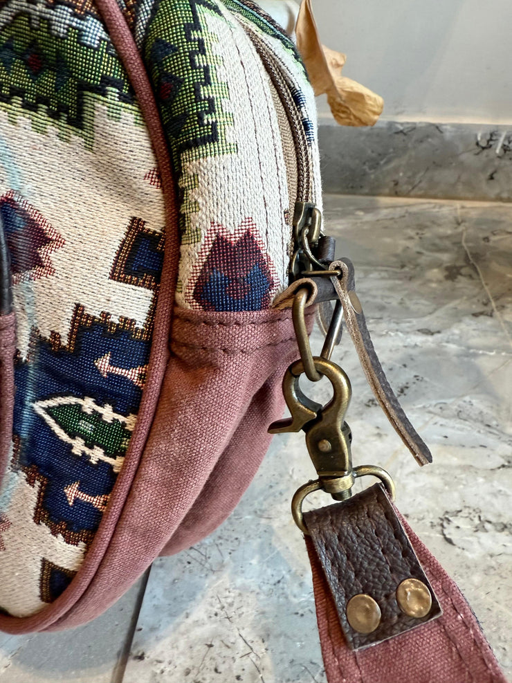 Gyrio Crossbody